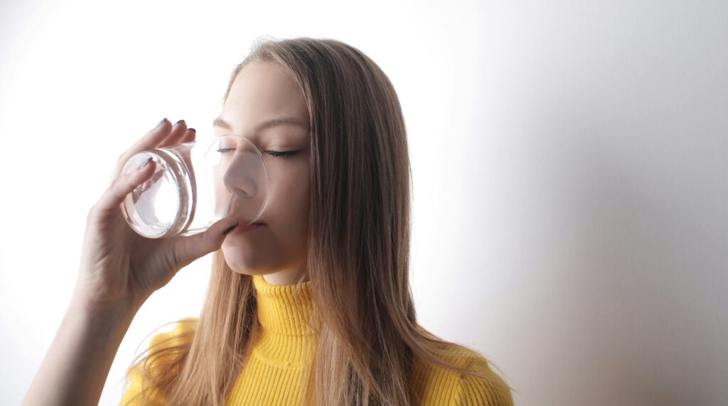 hábitos saudáveis: Beber água diariamente é essencial para o bom funcionamento do corpo.